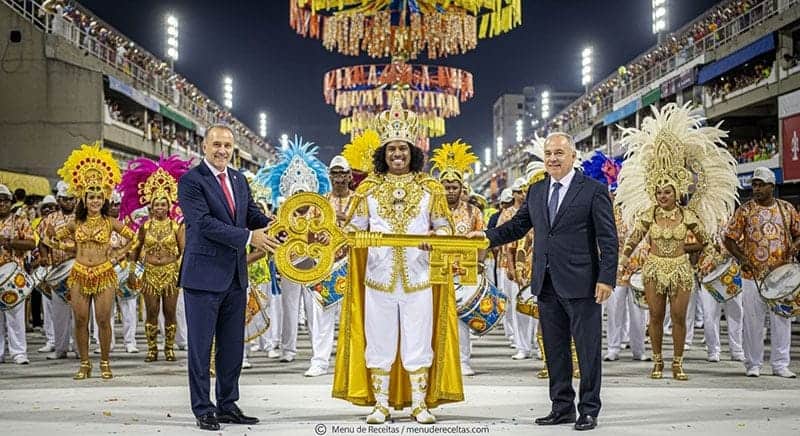 Rei Momo recebendo a chave da cidade do Rio de Janeiro