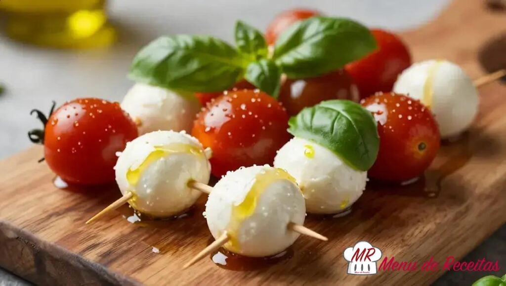 Espetinho de tomate cereja com queijo