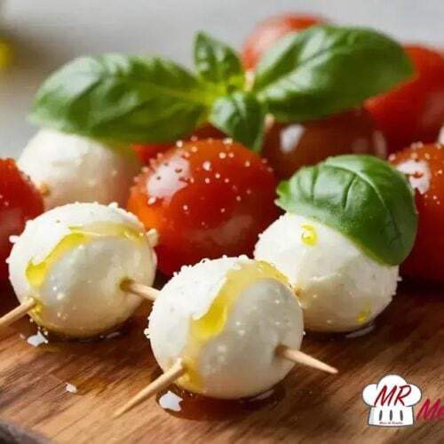 Espetinho de tomate cereja com queijo