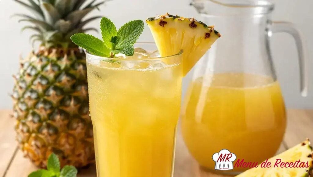 Suco de abacaxi com hortelã