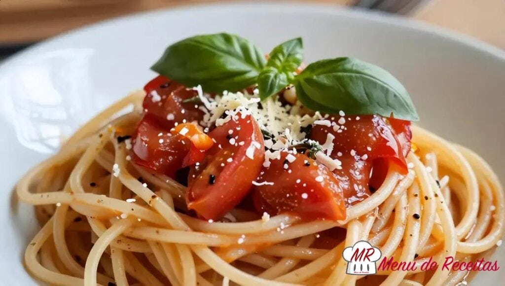 Macarrão com molho de tomate fresco