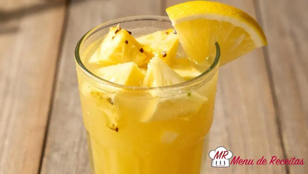 Suco de abacaxi com limão