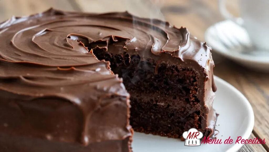 Bolo de chocolate com cobertura cremosa