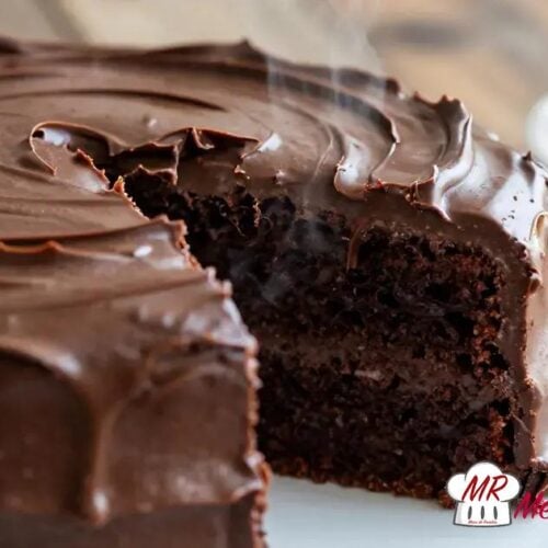 Bolo de chocolate com cobertura cremosa