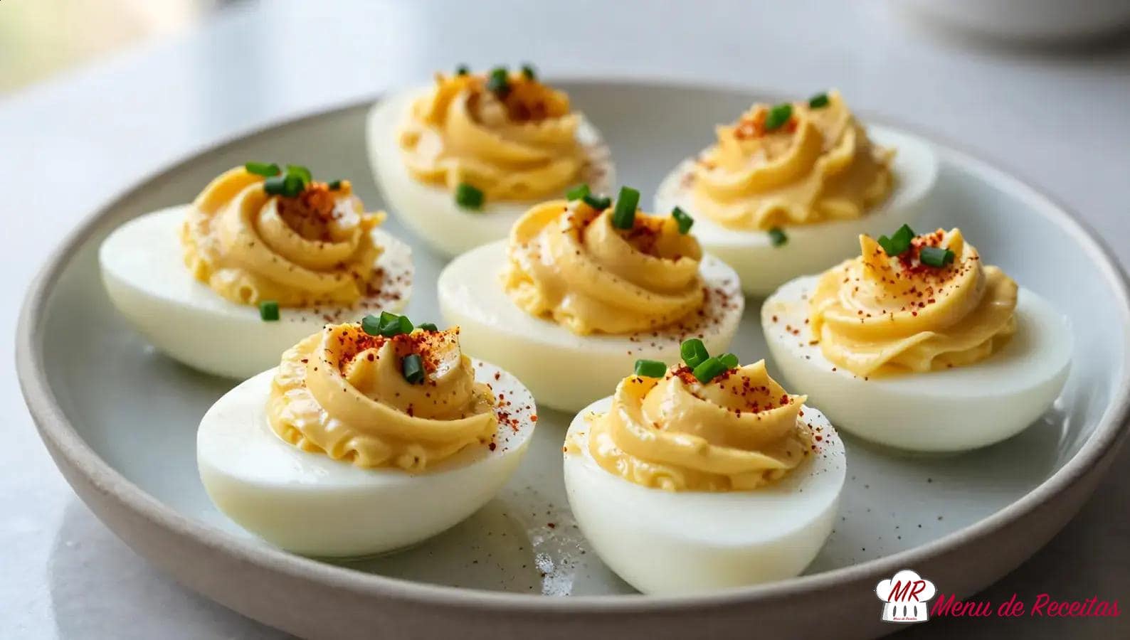 Deviled eggs: ovos recheados cremosos para servir como entrada