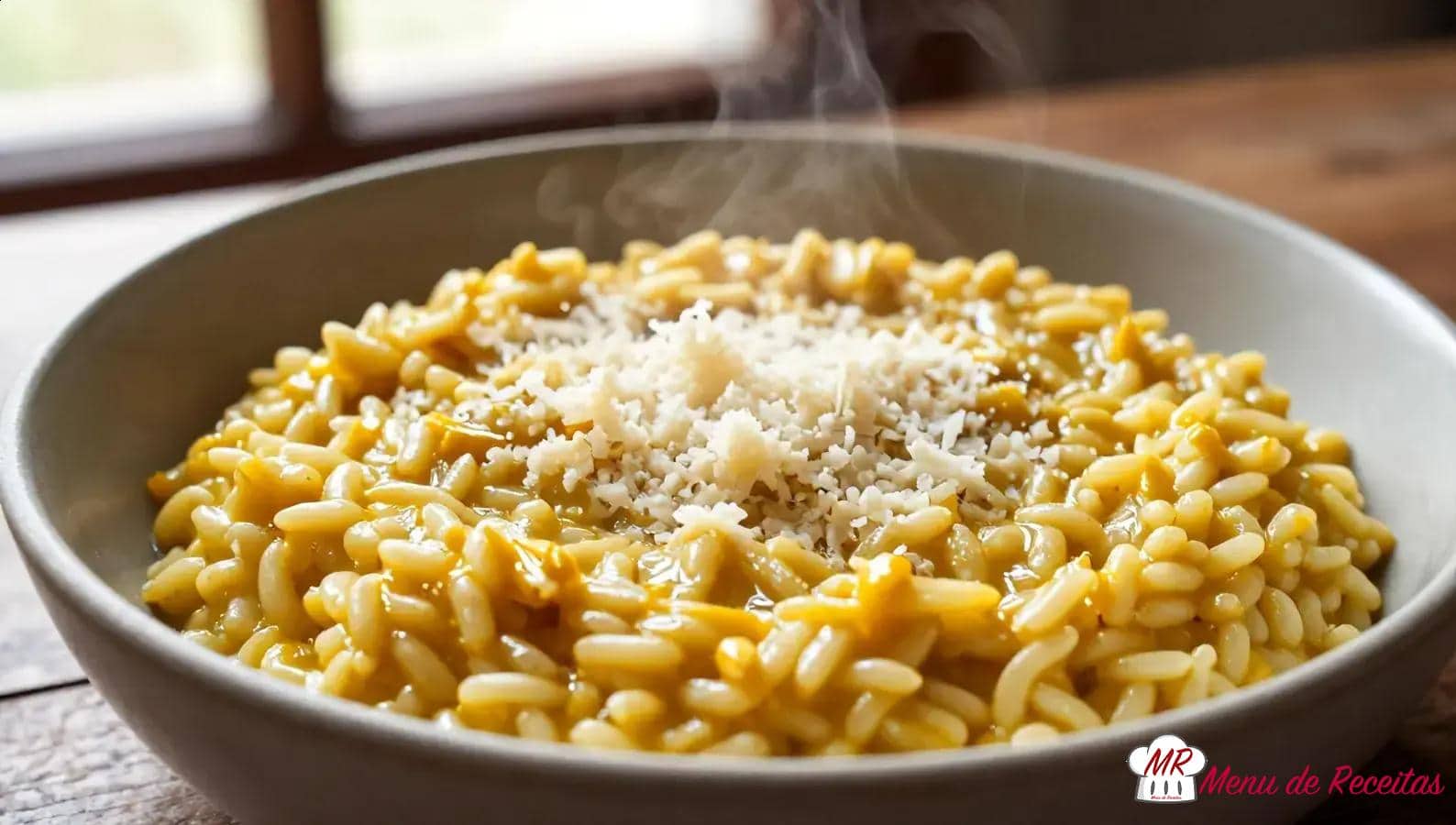 Risotto alla milanese cremoso: receita italiana clássica com açafrão