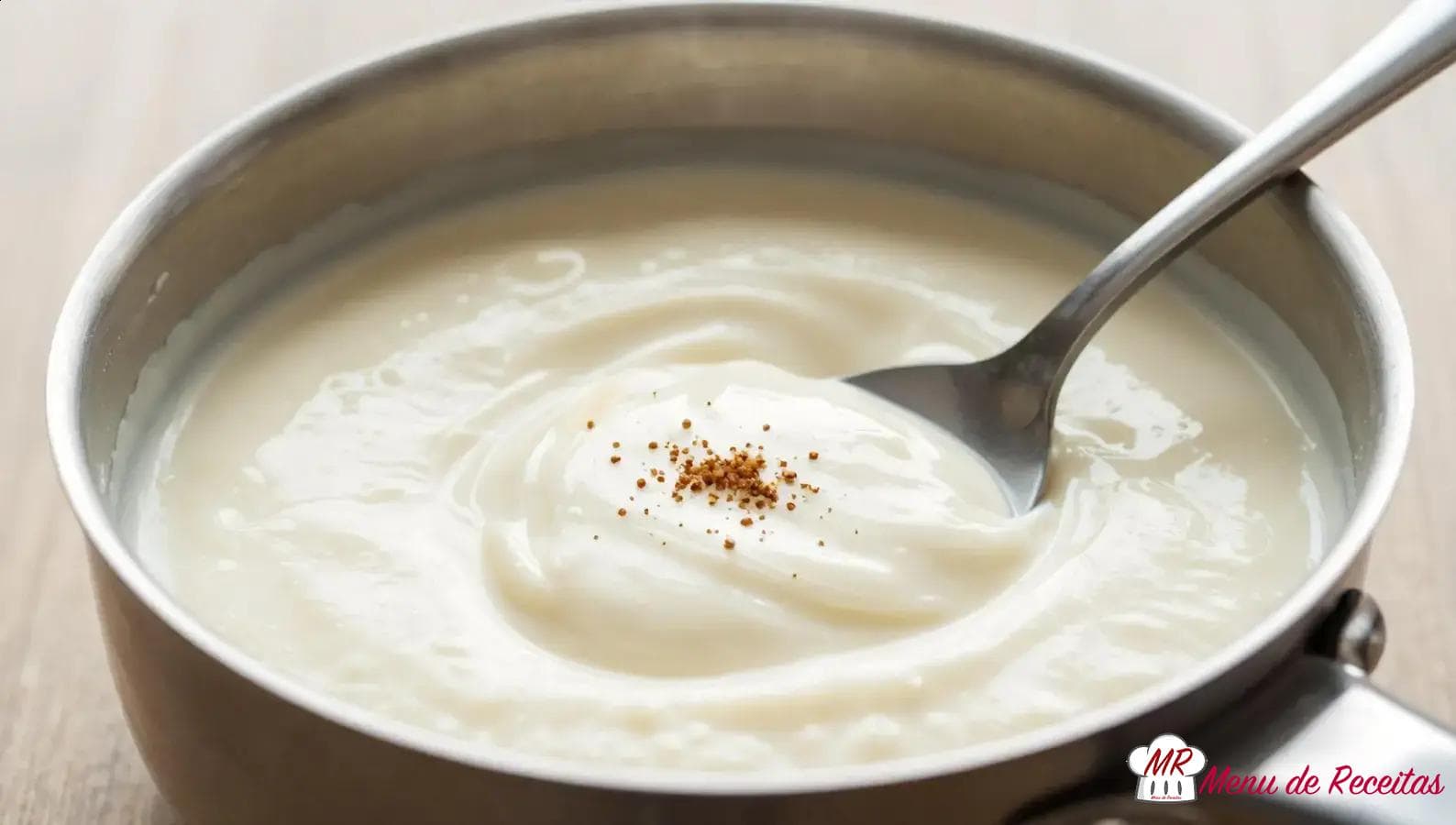 Molho branco básico: receita cremosa e fácil para massas e gratinados